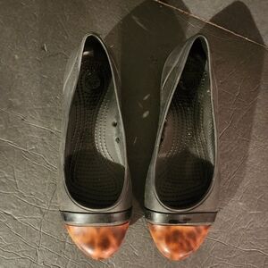 Crocs Cap Toe Tortoise Flats Size 7, please see all pictures